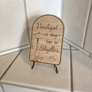 Luk låget toiletskilt i træ.