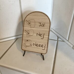 Toiletpapirs skilt i træ.