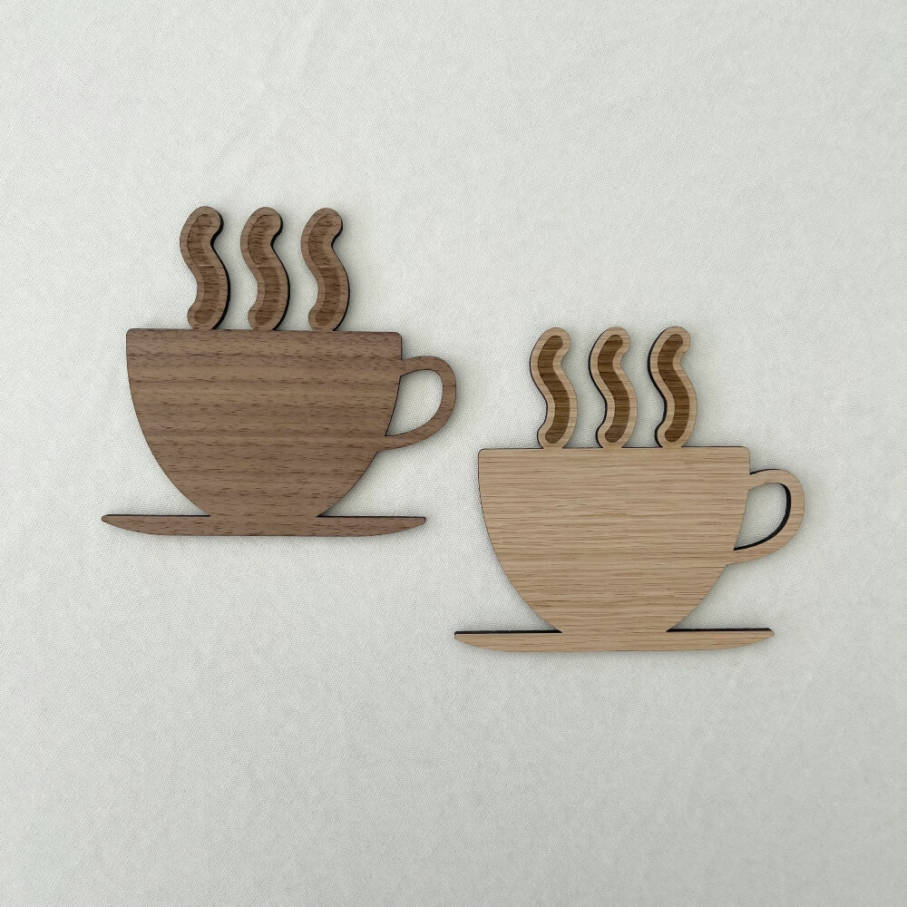 Kaffekop i valnød eller lys eg.