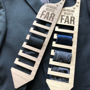 Slipseholder med graveret tekst.