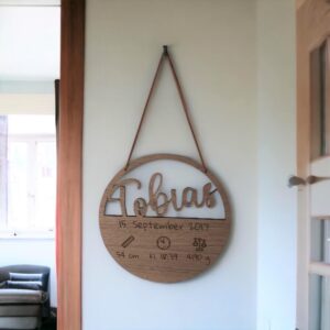 Fødselstavle rund med udskåret navn.