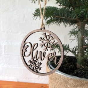 Personlig julekugle af træ med navn.